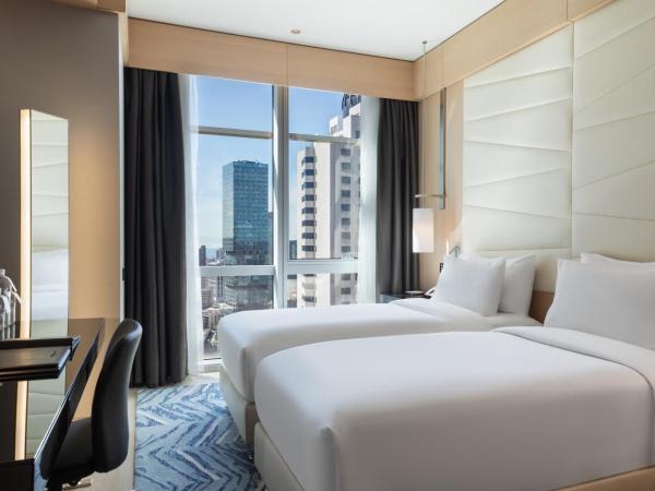 Wyndham Grand Istanbul Levent Hotel & Conference Center : photo 2 de la chambre suite familiale 2 chambres avec kitchenette - vue partielle sur mer