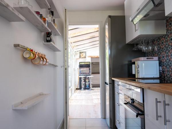 - MINOR SWING appartement- Casa Monica maison d'hôte : photo 8 de la chambre chambre lit queen-size - vue sur jardin