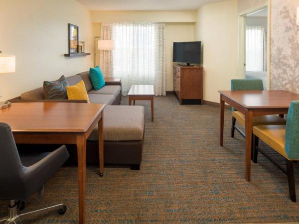 Residence Inn by Marriott Portland North : photo 1 de la chambre suite 1 chambre lit king-size avec canapé-lit et douche accessible en fauteuil roulant - accessible aux personnes à mobilité réduite et aux personnes malentendantes