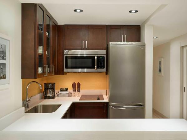 Residence Inn by Marriott Montréal Downtown : photo 4 de la chambre suite 1 chambre lit king-size avec canapé-lit