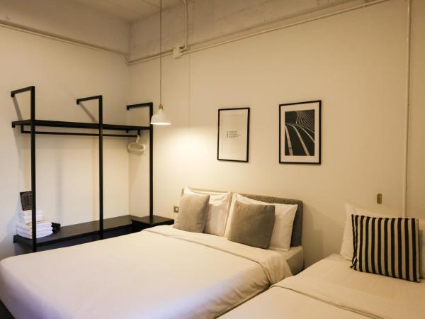 The51Hometel : photo 2 de la chambre chambre triple avec salle de bains privative