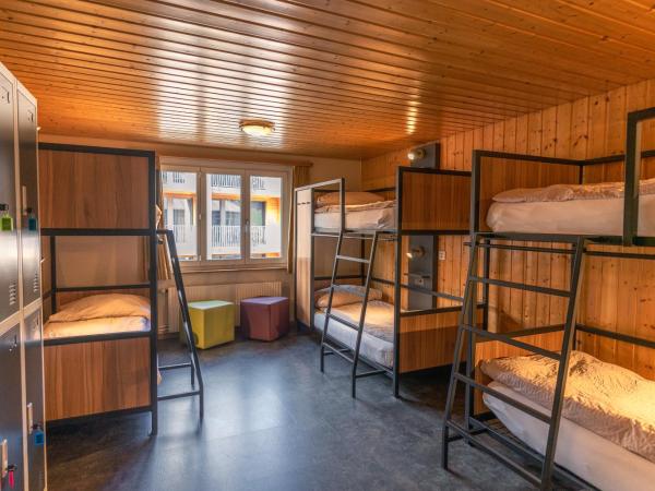 Eiger Lodge Easy : photo 4 de la chambre lit simple dans dortoir mixte avec salle de bains commune 