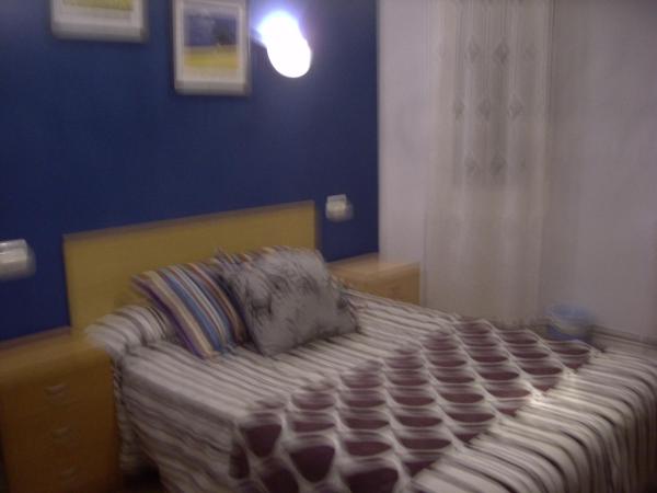 Pensión Gema : photo 6 de la chambre chambre double avec lit d'appoint et accès salle de bains commune