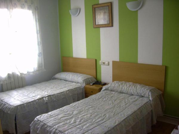 Pensión Gema : photo 7 de la chambre chambre lits jumeaux standard avec salle de bains commune