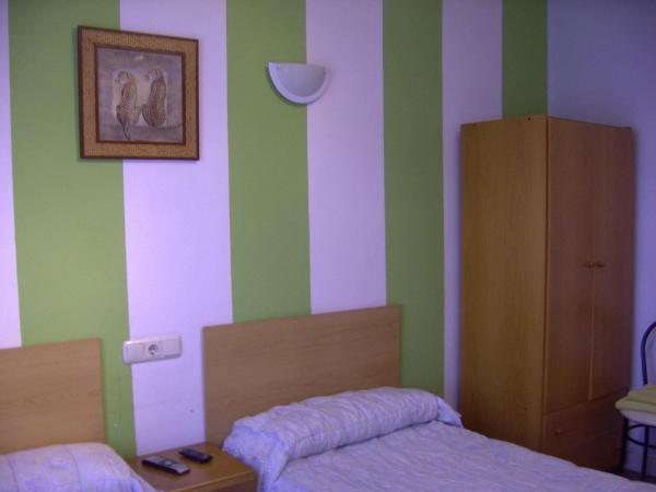 Pensión Gema : photo 8 de la chambre chambre double avec lit d'appoint et accès salle de bains commune