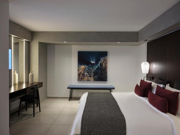 Atlantica Caldera Palace : photo 2 de la chambre suite familiale avec accès direct à la piscine - vue sur terres