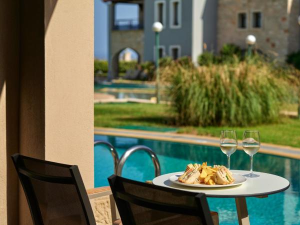 Atlantica Caldera Palace : photo 5 de la chambre suite familiale avec accès direct à la piscine - vue sur terres