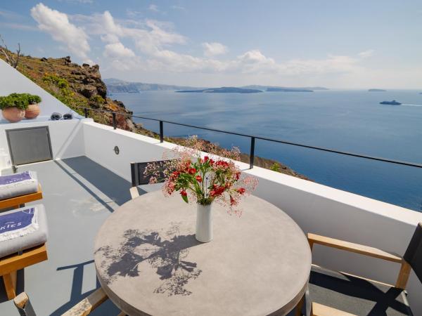IKIES Santorini : photo 2 de la chambre suite the shipbuilder avec bain à remous - vue sur caldera