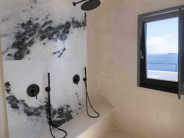 IKIES Santorini : photo 10 de la chambre suite the shipbuilder avec bain à remous - vue sur caldera