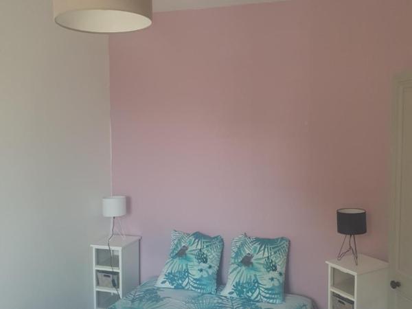 Maison centre ville gare Cognac : photo 1 de la chambre chambre double