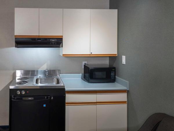 Accent Inns Kelowna : photo 9 de la chambre hébergement 2 lits queen-size avec kitchenette