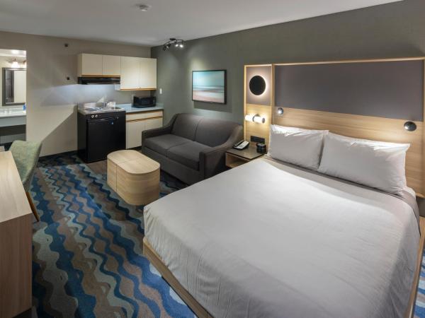 Accent Inns Victoria : photo 1 de la chambre hébergement lit queen-size avec kitchenette