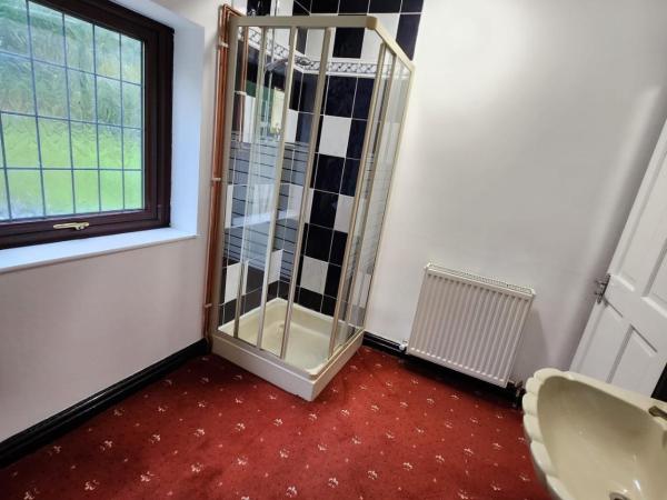 Rainsough Cottage Guest House - Shared Bathroom - Free Parking & WiFi : photo 7 de la chambre chambre double deluxe avec douche