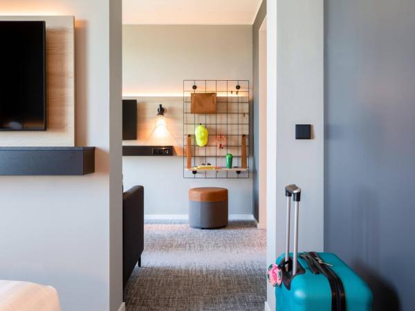 Moxy Utrecht : photo 5 de la chambre chambre familiale moxy avec lit queen-size et canapé