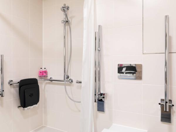 Moxy Utrecht : photo 7 de la chambre chambre familiale moxy avec lit queen-size et canapé