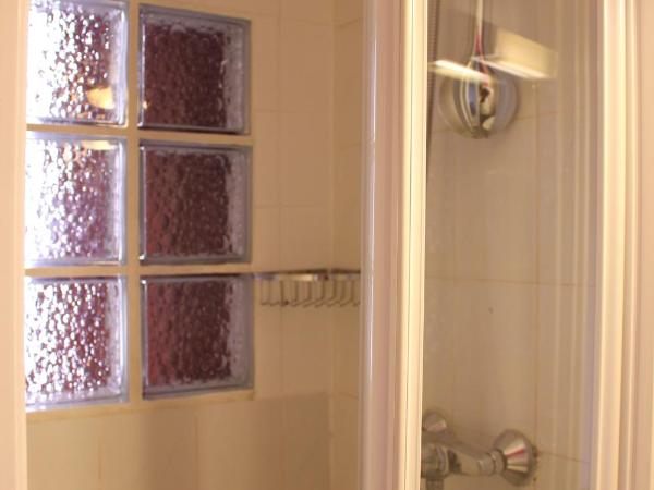 Arty Paris Porte de Versailles by River : photo 4 de la chambre chambre lits jumeaux avec salle de bains privative