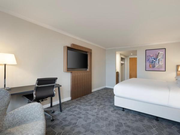 Delta Hotels by Marriott Bristol City Centre : photo 2 de la chambre chambre lit king-size exéctive - accès au salon