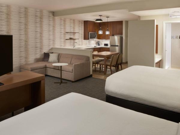 Residence Inn by Marriott Toronto Mississauga Southwest : photo 2 de la chambre studio avec 2 lits queen-size et canapé-lit