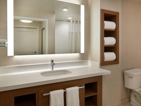 Residence Inn by Marriott Toronto Mississauga Southwest : photo 4 de la chambre suite 1 chambre avec 1 lit king-size et canapé-lit