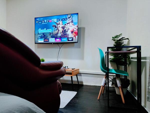 Upspot Kuching Waterfront Premium Hostel : photo 2 de la chambre chambre lit queen-size