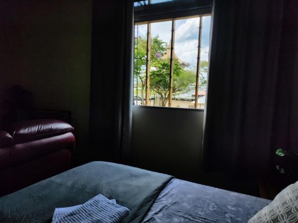 Upspot Kuching Waterfront Premium Hostel : photo 8 de la chambre chambre lit queen-size