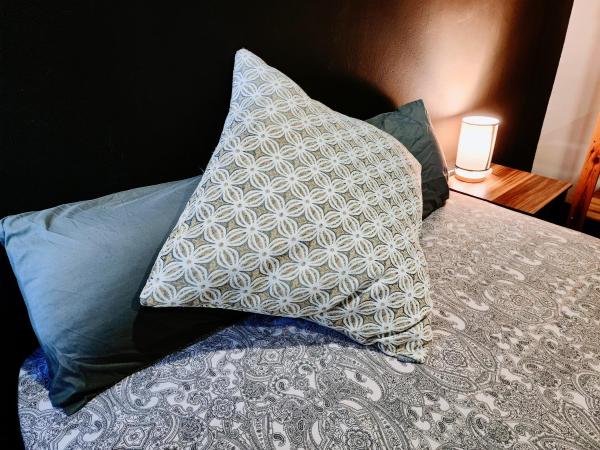 Upspot Kuching Waterfront Premium Hostel : photo 9 de la chambre chambre lit queen-size