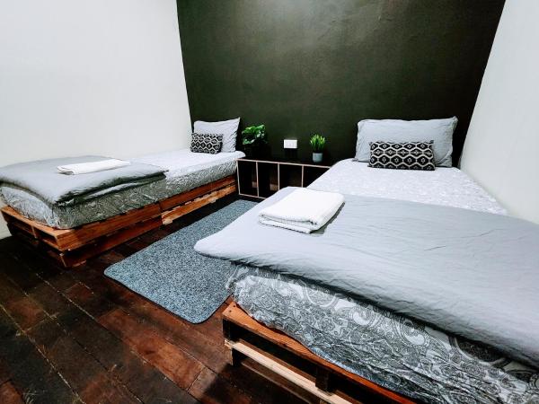 Upspot Kuching Waterfront Premium Hostel : photo 6 de la chambre chambre double Économique