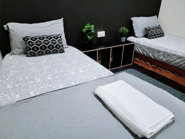 Upspot Kuching Waterfront Premium Hostel : photo 5 de la chambre chambre double Économique