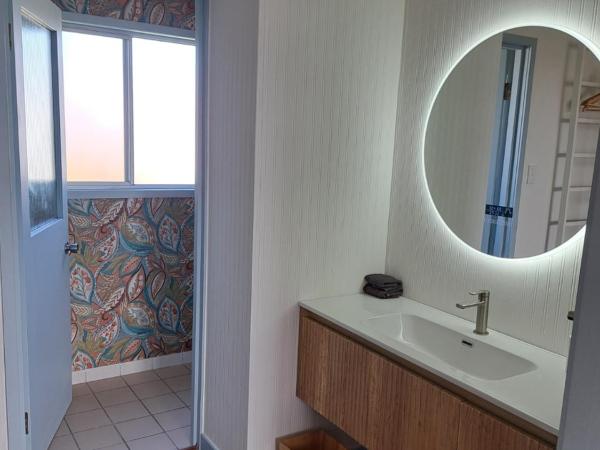 Brisbane 1960s Pool House : photo 5 de la chambre chambre lit king-size avec balcon