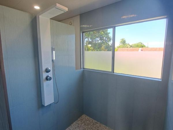 Brisbane 1960s Pool House : photo 5 de la chambre chambre lit queen-size avec balcon