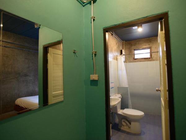 Seabox Khaolak Hostel : photo 5 de la chambre chambre lit king-size