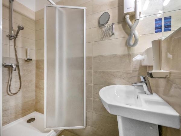 Corvin Hotel Budapest Corvin Wing : photo 3 de la chambre chambre standard avec 2 lits simples