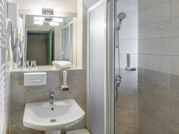 Corvin Hotel Budapest Corvin Wing : photo 4 de la chambre chambre triple