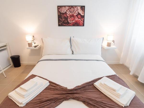 Mentana Guest House : photo 5 de la chambre chambre double avec salle de bains privative