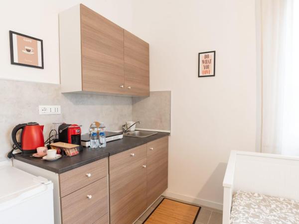 Mentana Guest House : photo 9 de la chambre chambre quadruple avec salle de bains privative