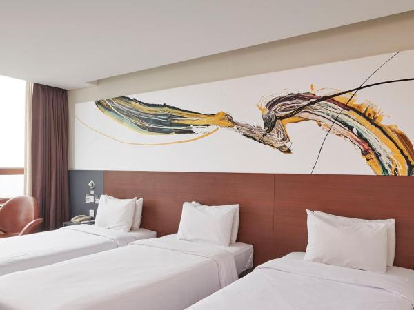 Hotel Skypark Kingstown Dongdaemun : photo 3 de la chambre dive in panmook kim art stay seoul 1 / triple