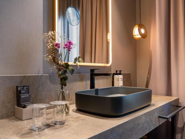 H10 Palacio Colomera : photo 9 de la chambre chambre double ou lits jumeaux - vue sur ville