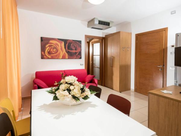 Residence Marzia : photo 1 de la chambre appartement avec balcon