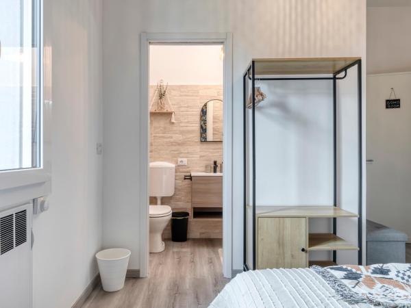 Wanderlust Rooms Bologna San Donato : photo 4 de la chambre chambre double avec salle de bains privative