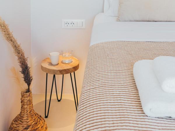 Lotus iΝ & Aroma iN , Mykonos Town : photo 8 de la chambre chambre lit king-size avec balcon