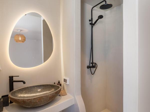 Lotus iΝ & Aroma iN , Mykonos Town : photo 9 de la chambre chambre lit king-size avec balcon