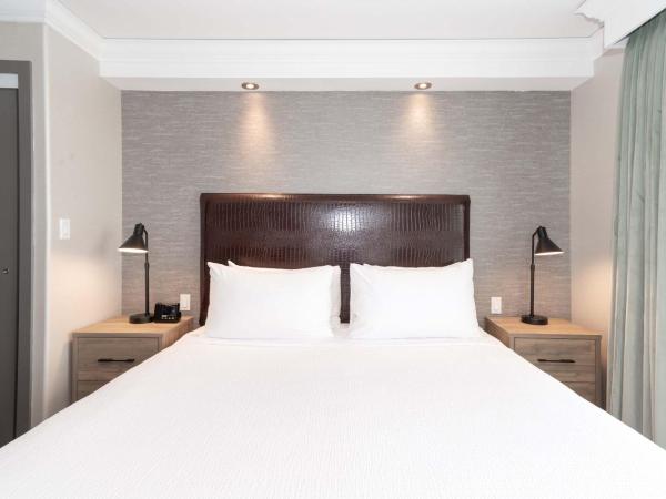 Sandman Signature Toronto Airport Hotel : photo 3 de la chambre suite standard avec 1 lit king-size, canapé-lit, kitchenette