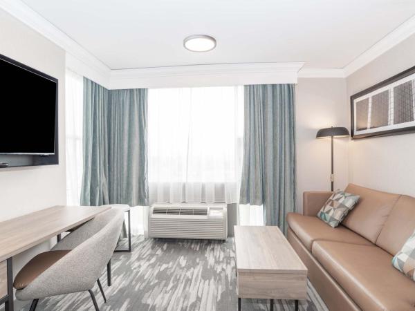 Sandman Signature Toronto Airport Hotel : photo 4 de la chambre standard suite, 1 king bed, kitchen, washer dryer