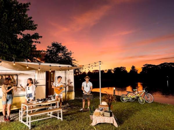 The Campster Kanchanaburi : photo 5 de la chambre campervan river view