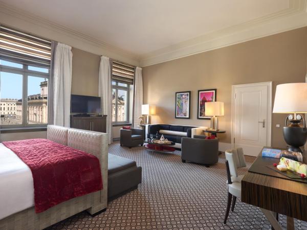 Rocco Forte Hotel De Rome : photo 2 de la chambre suite junior – vue sur montagne