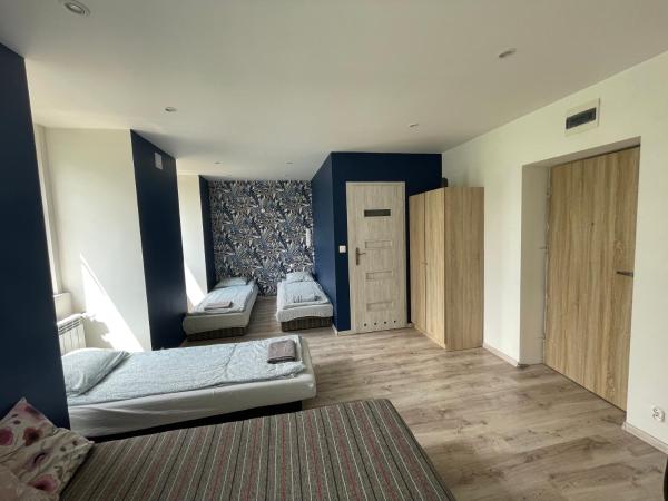 MDA Katowice Apartments : photo 1 de la chambre chambre quadruple avec salle de bains privative