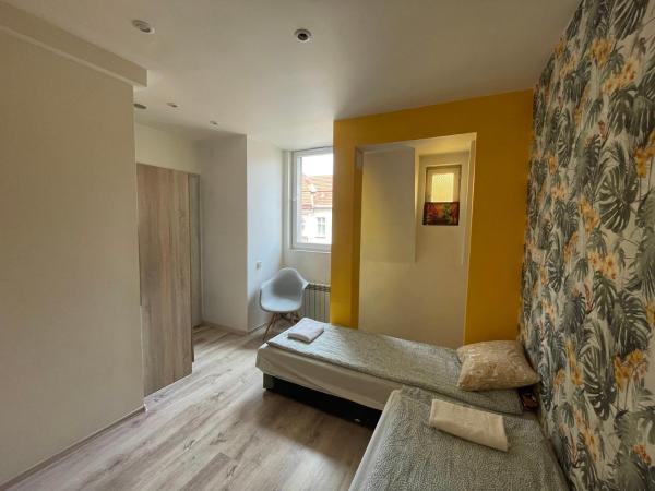 MDA Katowice Apartments : photo 1 de la chambre chambre double avec salle de bains privative