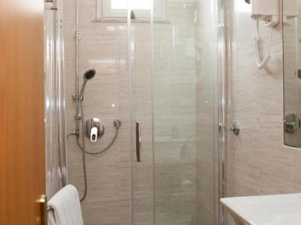 Hotel Touring : photo 5 de la chambre chambre simple