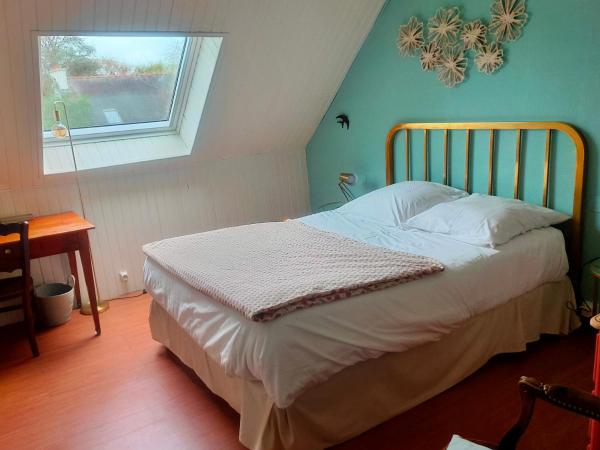 Chambres d'hôtes - gîte d'étape Avel Glaz : photo 1 de la chambre chambre double avec salle de bains commune