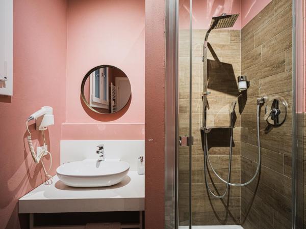 TORTE & LINI : photo 5 de la chambre chambre double ou lits jumeaux avec salle de bains privative externe